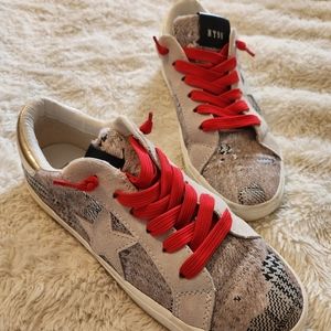 Steve Madden cow star shoe